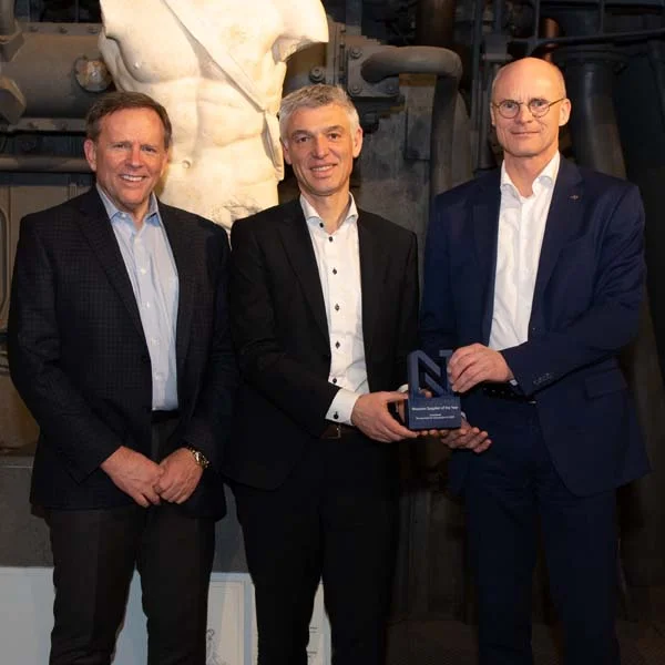 El Presidente y CEO de Nouryon, Charlie Shaver, el CEO de Hosokawa, Christophe Krug, y el Gerente de Ventas y Marketing de Hosokawa, Berthram Mak.