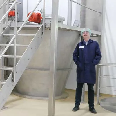 Thomas Weber, jefe de ingeniería de procesos en Martin Bauer, junto a un mezclador Hosokawa Micron