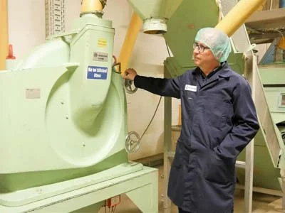 Sr. Weber, junto a un molino Hosokawa Alpine