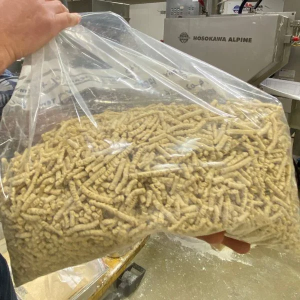 Productos proteicos vegetales extruidos elaborados a partir de ingredientes proteicos obtenidos por fraccionamiento en seco