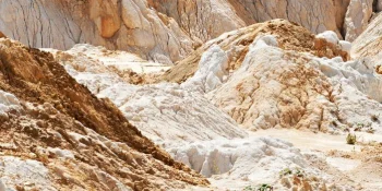 Sistemas de procesamiento de polvos minerales y metálicos