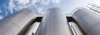 Soluciones de almacenamiento / silo para sistemas de procesamiento de polvos y sólidos a granel.