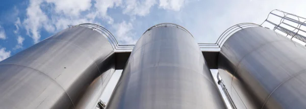 Soluciones de almacenamiento / silo para sistemas de procesamiento de polvos y sólidos a granel.
