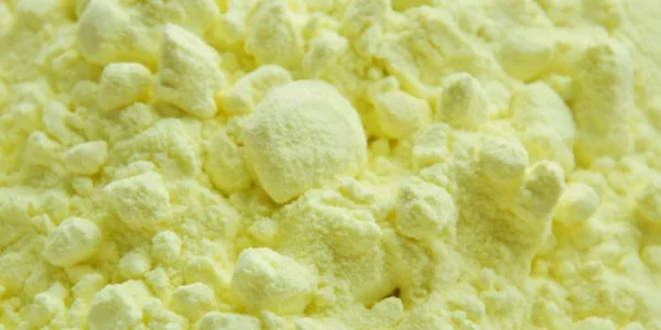 Primer plano de polvo de azufre amarillo